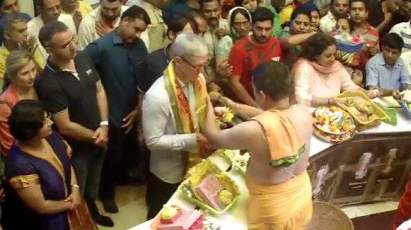 Tim Cook in Siddhivinayak Temple Mumbai